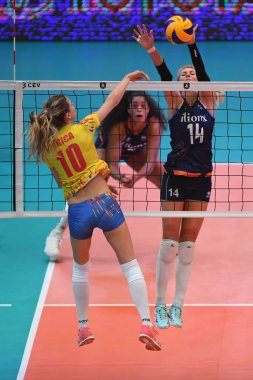 Budapeşte, Macaristan 23 Ağustos 2019: Laura Dijkema (14), Hollanda (mavi) Romanya (sarı) 2019 Cev Voleybol Avrupa Şampiyonası bayanlar voleybol maçında topu blokladı.
