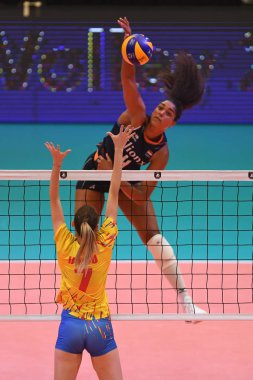Budapeşte, Macaristan 23 Ağustos 2019: Celeste Plak (mavi) Romanya (sarı) 2019 Cev Voleybol Kadınlar Voleybol Şampiyonası bayanlar voleybol maçında topa vuruyor.