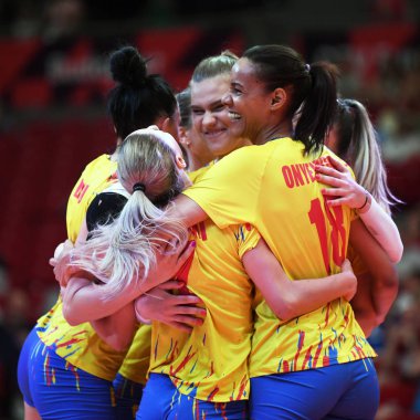 Budapeşte, Macaristan 23 Ağustos 2019: Rumen oyuncular, Hollanda (mavi) Romanya (sarı) 2019 Cev Avrupa Voleybol Şampiyonası bayanlar voleybol maçını kutladılar.