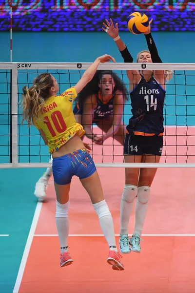 Budapeşte, Macaristan 23 Ağustos 2019: Laura Dijkema (14), Hollanda (mavi) Romanya (sarı) 2019 Cev Voleybol Avrupa Şampiyonası bayanlar voleybol maçında topu blokladı.