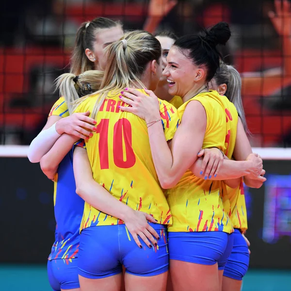 Budapeşte, Macaristan 23 Ağustos 2019: Rumen oyuncular, Hollanda (mavi) Romanya (sarı) 2019 Cev Avrupa Voleybol Şampiyonası bayanlar voleybol maçını kutladılar.