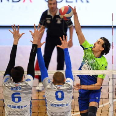 Kaposvar, Macaristan 12 Ocak 2020: Kristof Horvath (r), Kaposvar, Kaposvar, Kaposvar, Kaposvar (beyaz) ile Macar Ulusal Şampiyonası voleybol maçında topa vuruyor..