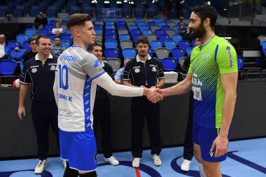 Kaposvar, Macaristan 12 Ocak 2020: Kaposvar, Kaposvar, Kaposvar, Kaposvar 'da oynanan Macaristan Milli Campilasyon voleybol karşılaşmasında takım kaptanları birbirlerini selamlıyor.