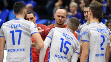 Kaposvar, Macaristan 12 Ocak 2020: Kecskemet oyuncuları, Kaposvar, Kaposvar, Kaposvar 'da oynanan Macar Milli Campilasyon voleybol maçında antrenörlerini dinlerler..