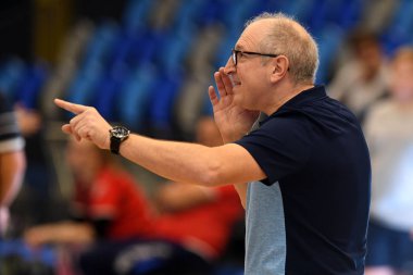 Kaposvar, Macaristan 12 Ocak 2020: Ruben Wolochin (Kaposvar antrenörü), Kaposvar, Kaposvar, Kaposvar 'da oynanan Macar ulusal voleybol maçında.