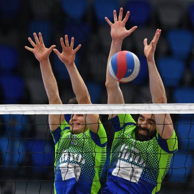Kaposvar, Macaristan 12 Ocak 2020: Jozsef Nagy (r) Kaposvar, Kaposvar, Kaposvar, Kaposvar 'da oynanan Macar Milli Campilasyon voleybol maçında topu blokladı..