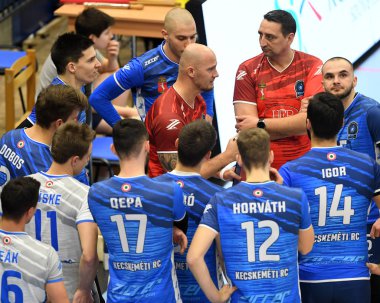 Kaposvar, Macaristan 15 Ocak 2020: Kecskemet oyuncuları, Kaposvar (yeşil) ile Kaposvar, Kaposvar (mavi) arasında oynanan Macaristan Kupası voleybol maçında antrenörlerini dinliyorlar..