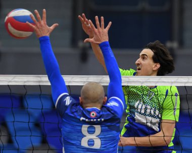 Kaposvar, Macaristan 15 Ocak 2020: Kristof Horvath (yeşil), Kaposvar (mavi) ile Kaposvar, Kaposvar (mavi) arasında oynanan Macaristan Kupası voleybol maçında topa vuruyor..