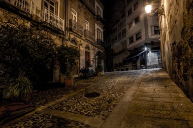 Eski şehrin sokaklarında. Gece Vigo. Galicia İspanya