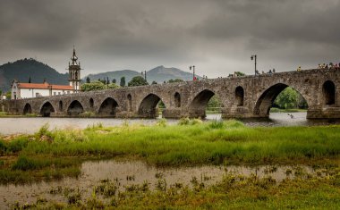 Eski köprünün Ponte de Lima. Nehir üzerinde köprü. Portekiz.