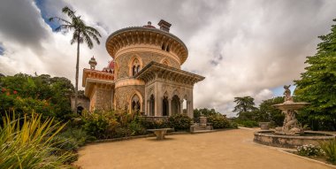 arka plan manzaralı ev ve bahçede Montserrat Sintra, Portekiz'de manor