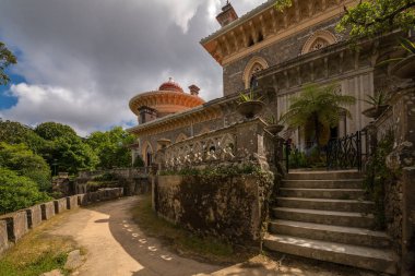 arka plan manzaralı ev ve bahçede Montserrat Sintra, Portekiz'de manor