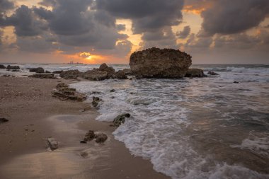 Sunset bulvarında Akdeniz. İsrail, Ashkelon shore.