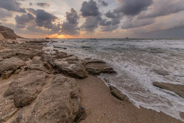 Sunset bulvarında Akdeniz. İsrail, Ashkelon shore.