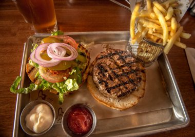 Hamburger bira, cips ve baharat ile.