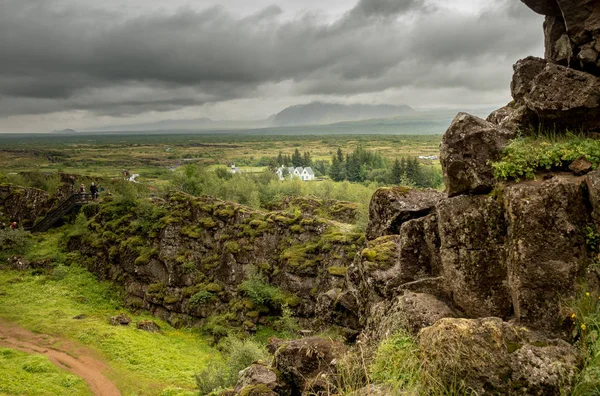 美丽的风景与绿色的草 小河和湖 Tingvellir 冰岛国家公园 议会的大会地方是议会 — 图库照片