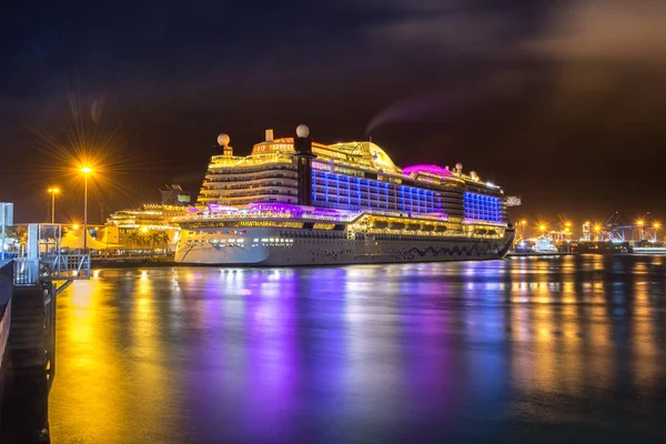 Gece yansıma Las Palmas bağlantı noktası. Şubat 2018. Gran Canaria.