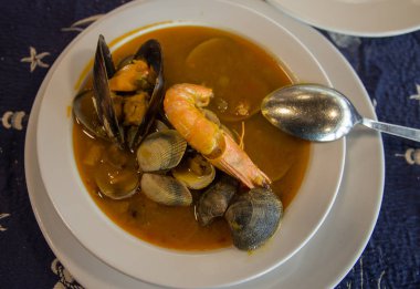 Deniz ürünleri balık çorbası.