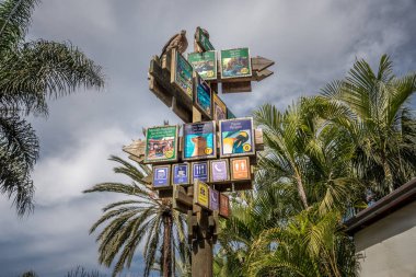 Yön işareti Loro Parque içinde. Tenerife ada 12 Şubat 2018. Kanarya Adaları.