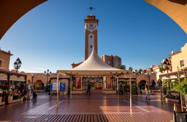 Santa Cruz de Tenerife kentsel piyasada. Kanarya Adaları 16 Şubat 2018