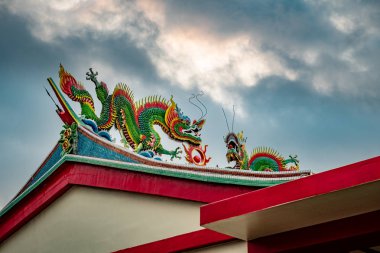 Kenting 'deki küçük tapınağın çatısında. Tayvan 22 Mart 2019