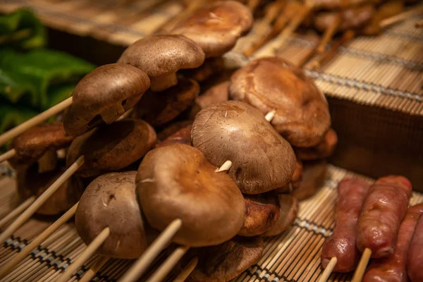 Beaux Champignons Frais Accrochés Sur Une Brochette Prêts Cuire Sur — Photo