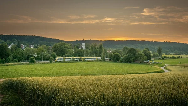 Abend Dorfgemeinschaftshaus Juli 2019 — Stockfoto