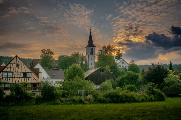 Schilderachtige Sprookjesachtige Zonsopgang Boven Een Mistige Weide Zomerochtend Het Dorp — Stockfoto