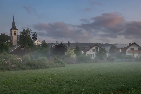 Malerischer Märchenhafter Sonnenaufgang Über Einer Nebligen Wiese Sommermorgen Dorf — Stockfoto