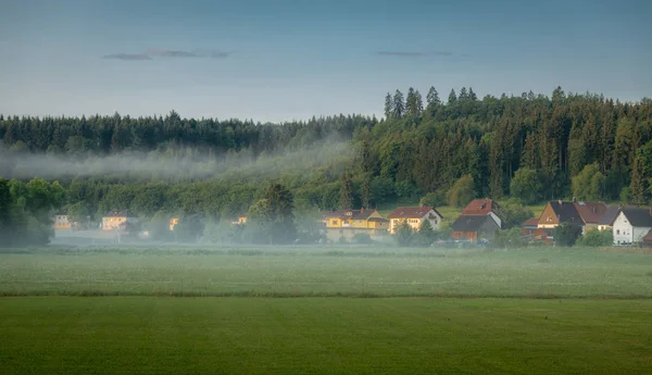 Malerischer Märchenhafter Sonnenaufgang Über Einer Nebligen Wiese Sommermorgen Dorf — Stockfoto