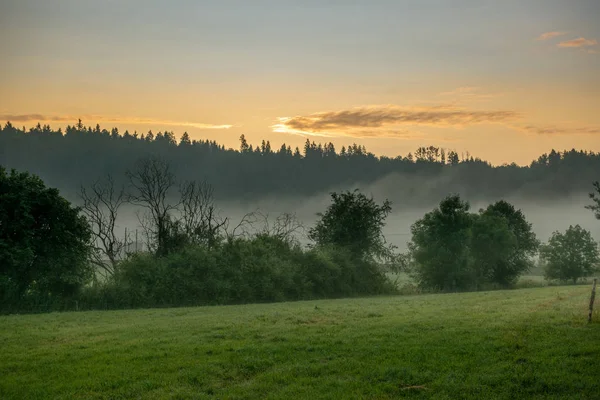 Malerischer Märchenhafter Sonnenaufgang Über Einer Nebligen Wiese Sommermorgen Dorf — Stockfoto