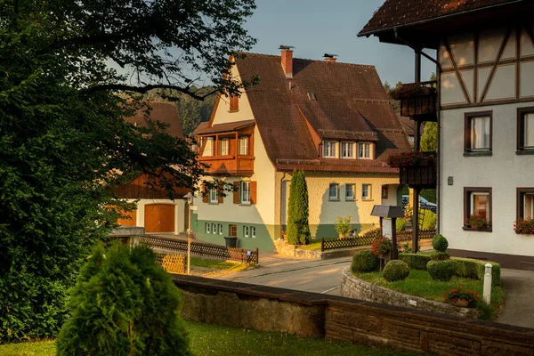Huis Een Duits Dorp Met Een Mooi Raam Met Rolluiken — Stockfoto