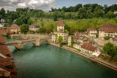 İsviçre, Bern 'deki Aare Nehri üzerindeki Untertorbrcke köprüsü ile Eski Bern Kasabası' nın mimarisinin manzaralı yaz manzarası. Temmuz 2019