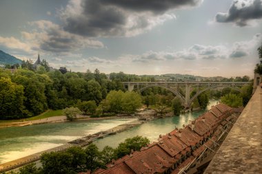 Bern tarihi eski kasabası, kiremitli çatılar, İsviçre nehri üzerindeki köprüler 13 Temmuz 2019