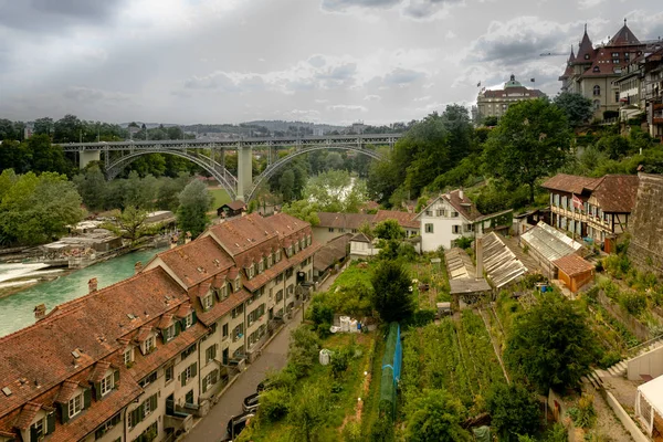 伯尔尼历史古城 瓦砾屋顶 瑞士亚雷河上的桥梁2019年7月13日 — 图库照片