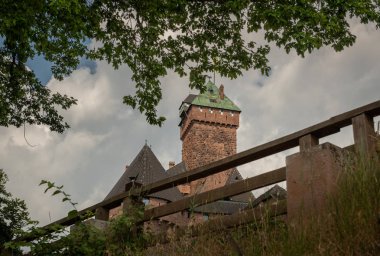 Yukarı Knigsburg, Kaiser Wilhelm Ii için 100 yıl önce yıkıntılardan yeniden inşa edilmiş bir ortaçağ kalesi. Celeste kasabasından 10 km uzaklıktaki Alsace 'de bulunuyor. Fransa Temmuz 2019