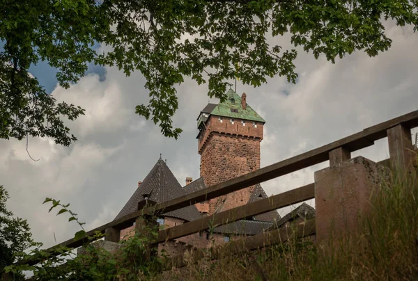 Yukarı Knigsburg, Kaiser Wilhelm Ii için 100 yıl önce yıkıntılardan yeniden inşa edilmiş bir ortaçağ kalesi. Celeste kasabasından 10 km uzaklıktaki Alsace 'de bulunuyor. Fransa Temmuz 2019