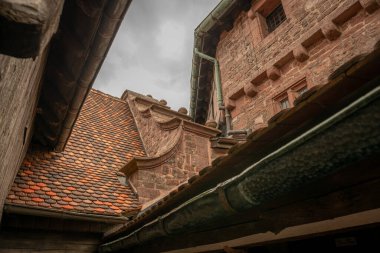 Yukarı Knigsburg, Kaiser Wilhelm Ii için 100 yıl önce harabelerden yeniden inşa edilmiş bir ortaçağ kalesi. Celeste kasabasından 10 km uzaklıktaki Alsace 'de bulunuyor. Fransa Temmuz 2019