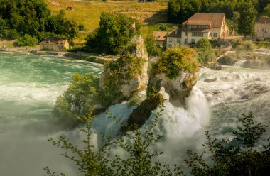 Rhine Falls, Schaffhausen, İsviçre. Ren Şelalesi Avrupa 'nın en büyük şelalesidir..