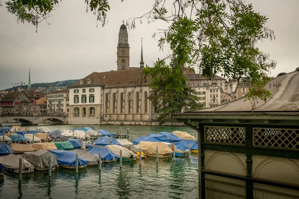 Szcenírozott Kilátás Történelmi Belváros Zürich Híres Templomok Fraumunster Grossmunster Limmat — Stock Fotó