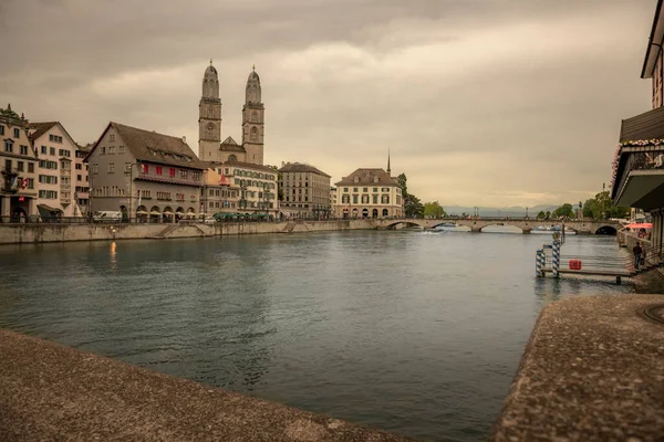 Szcenírozott Kilátás Történelmi Belváros Zürich Híres Templomok Fraumunster Grossmunster Limmat — Stock Fotó