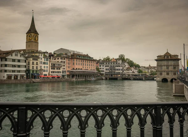 Szcenírozott Kilátás Történelmi Belváros Zürich Híres Templomok Fraumunster Grossmunster Limmat — Stock Fotó