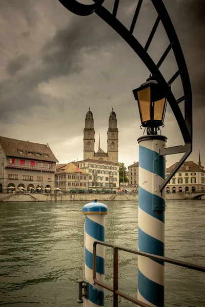 瑞士苏黎世州苏黎世市历史中心与著名教堂Fraumunster Grossmunster和Limmat河的景观 — 图库照片