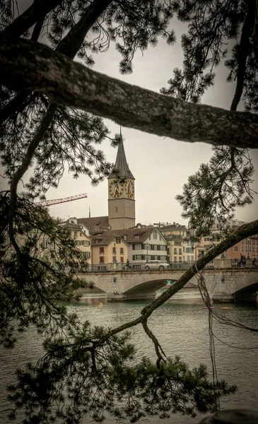 Szcenírozott Kilátás Történelmi Belváros Zürich Híres Templomok Fraumunster Grossmunster Limmat — Stock Fotó