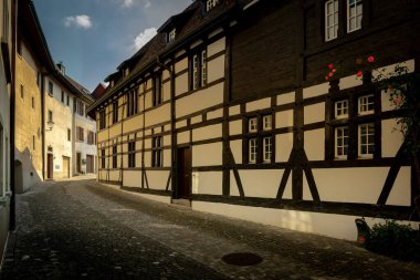 STEIN am RHEIN, SWitzERLAND Temmuz 2019: Sıcak, güneşli bir yaz gününde mavi gökyüzü, Schaffhausen kantonundaki bir Avrupa şehrinin merkezindeki bir caddede ortaçağ binaları.