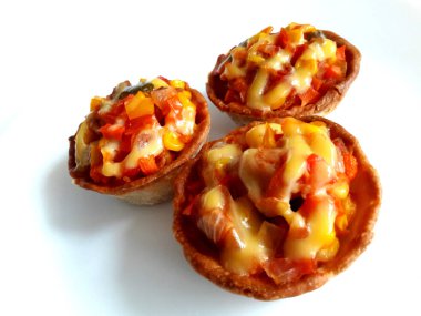 Pizza fincan ekmek tavuk, soğan, Mısır, tatlı biber, domates, havuç ve pizza sosu