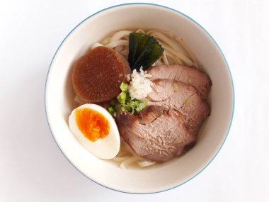 Noodle tarzı Japonca tavuk çorbası ile kavrulmuş kırmızı domuz görev ve soya sosu ile pişmiş haşlanmış yumurta ve turp