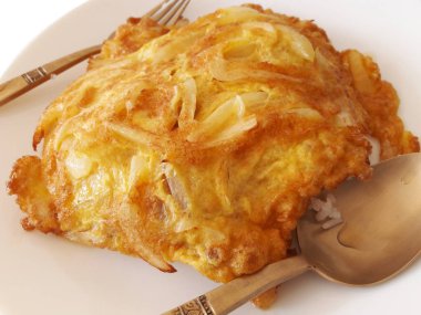 Sahanda yumurta balık sosu ile terbiyeli soğan ile sıcak pilav ile servis