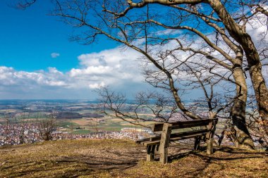 Geniş manzaralı bir tepede yalnız tezgah