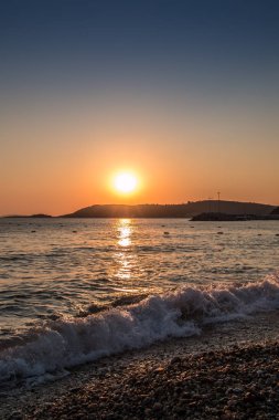 Günbatımı ve plajda Türk denizin dalgaları